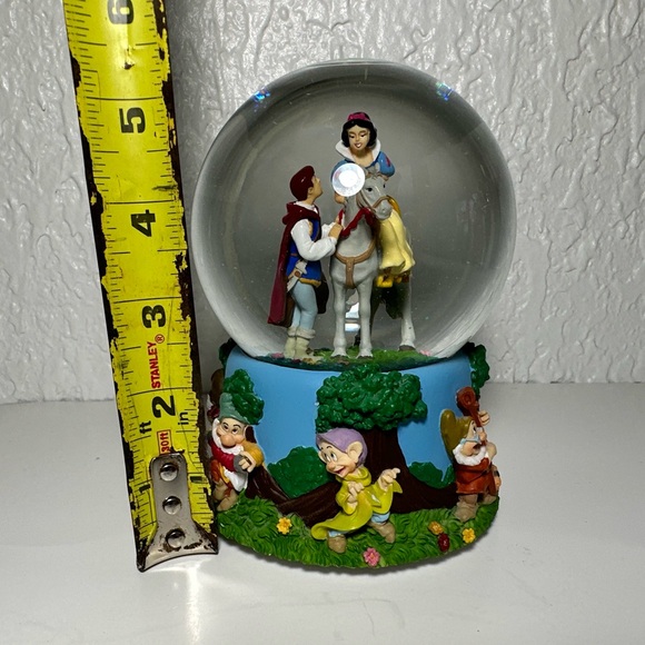 Disney Enesco Snow White Seven Dwarfs "I Love You Truly" Snow Globe - Picture 5 of 8